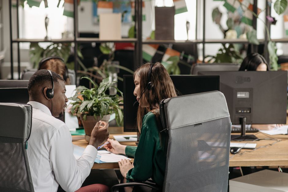 What host agency gives travel advisors the highest commission splits?